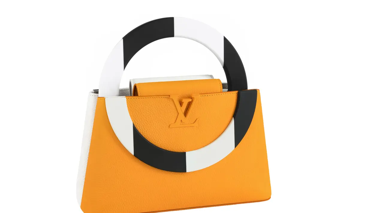 Ada desain trimpe-l'oeil dengan garis khas dari Daniel Buren, konstruksi kreasi dari kulit cetak 3-D dari Kennedy Yanko, sampai lukisan yang dibuat ulang 'Ecritures' khas Park Seo-Bo. 
[Foto: Louis Vuitton]