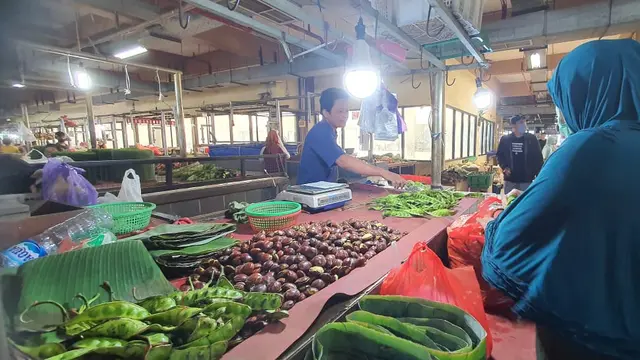 Pedagang jengkol di Pasar Cisalak saat melayani pembeli.