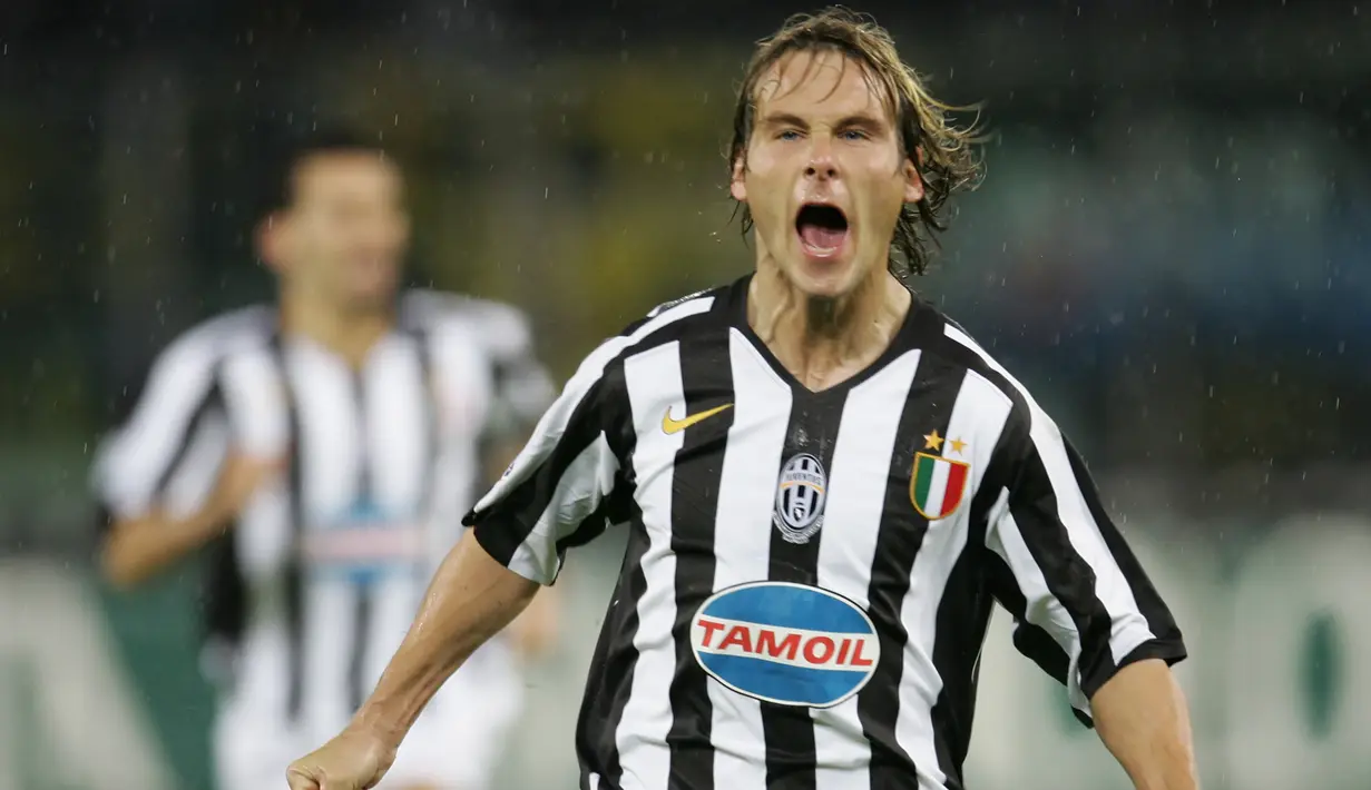 Pavel Nedved - Kala itu usianya sudah 34 tahun namun permainannya masih cukup atraktif, hingga gantung sepatu dirinya memilih bertahan di Juventus. (AFP/Paco Serinelli)