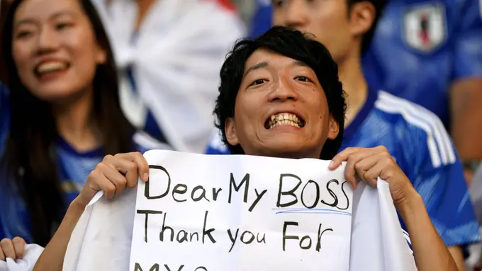 Suporter Jepang ini Viral Setelah Memberi Pesan untuk Bosnya saat Piala Dunia 2022