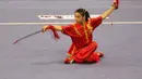 Atlet Wushu asal Kanada, Winnie Qian Hui saat beraksi, pada Kejuaraan Dunia Wushu 2015 di Istora Senayan, Jakarta, Minggu(15/11/2015). (Bola.com/Nicklas Hanoatubun)