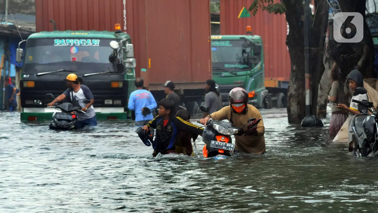 FOTO: Banjir Rob Putus Jalan Penghubung Ancol - Pluit