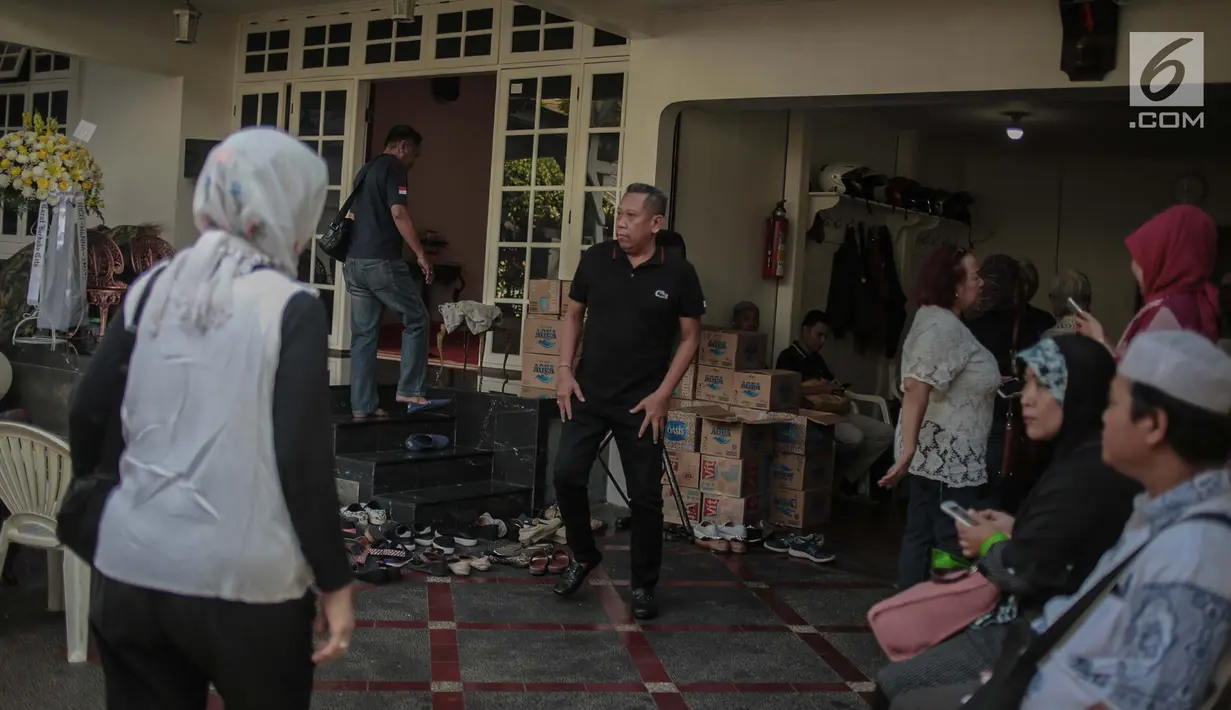 Komedian Tukul Arwana melayat jenazah istri Indro Warkop, Nita Octobijanthy di rumah duka kawasan Pulo Mas, Jakarta, Rabu (10/10). Istri Indro Warkop meninggal dunia setelah berjuang melawan kanker paru-paru stadium 4. (Liputan6.com/Faizal Fanani)