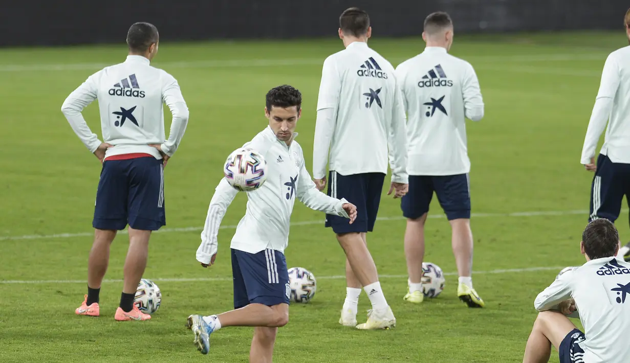 Bek Spanyol Jesus Navas mengontrol bola saat mengikuti sesi latihan tim di stadion Ramon de Carranza di Cadiz (14/11/2019). Spanyol akan bertanding melawan Malta pada Grup F Kualifikasi Piala Eropa 2020. (AFP Photo/Cristina Quicler)