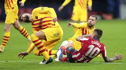 Bek andalan Barcelona, Gerard Pique, mengalami cedera parah usai mendapat benturan keras dengan pemain Atletico Madrid, Angel Correa. (AP/Bernat Armangue)