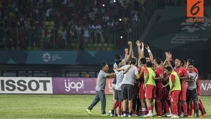 Para pemain Indonesia merayakan kemenangan atas Chinese Taipei pada laga Grup A Asian Games di Stadion Patriot, Bekasi, Minggu (12/8/2018). Indonesia menang 4-0 atas Chinese Taipei. (Bola.com/Vitalis Yogi Trisna)