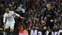 Penyerang Real Madrid Cristiano Ronaldo (kiri) mengawal penyerang Paris Saint-Germain Zlatan Ibrahimovic (kanan), pada pertandingan Liga Champions, di Santiago Bernabeu, Madrid, pada 3 November 2015. Laga itu berakhir 1-0 untuk Madrid. (AFP PHOTO / GERARD