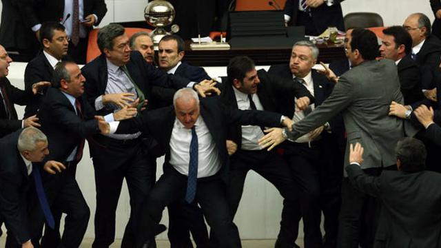 Rapat Ricuh, Anggota Parlemen Turki Saling Adu Jotos