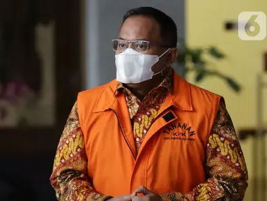 Bupati nonaktif Musi Banyuasin, Dodi Reza Alex Noerdin usai menjalani pemeriksaan lanjutan di Gedung KPK Jakarta, Senin (22/11/2021). Dodi Reza merupakan tersangka dugaan korupsi pengadaan barang dan jasa di Kabupaten Musi Banyuasin tahun 2021. (Liputan6.com/Helmi Fithriansyah)