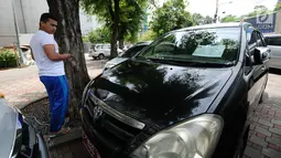Warga melihat-lihat mobil operasional KPK yang akan dilelang di Gedung KPK Lama, Jakarta, Selasa (27/2). KPK bakal menggelar lelang barang inventaris pada Kamis (1/3/2018) mulai pukul 10.00 WIB sampai dengan selesai. (Liputan6.com/Helmi Fithriansyah)
