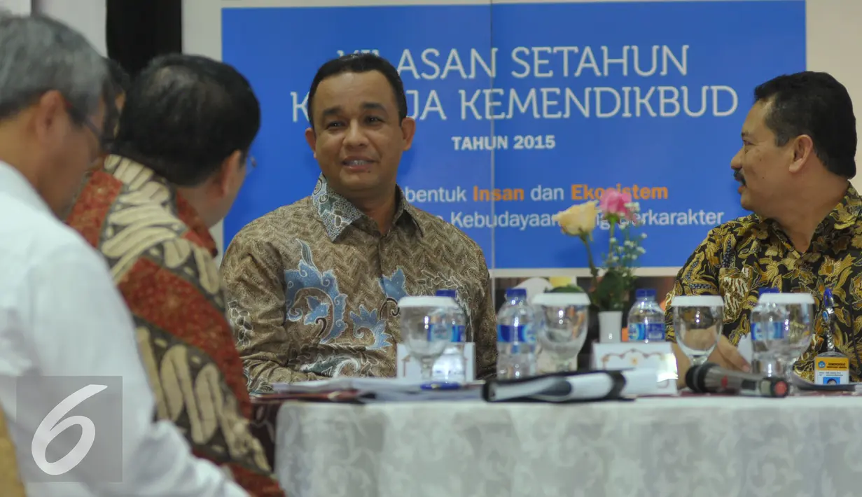 Anies Baswedan berbincang saat rilis hasil kinerja selama setahun Kemendikbud, Jakarta, Rabu (30/12). Anies menyampaikan di tahun awal menjabat Kemendikbud langsung melakukan sejumlah perubahan sesuai keluhan masyarakat. (Liputan6.com/Faisal R Syam)