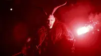 Seorang pria berpakaian seperti tokoh pagan Krampus di Austria. (Liputan6/AP/Ronald Zak)