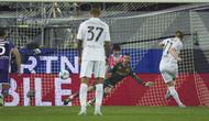 Kevin De Bruyne dari Napoli mencetak gol penalti ke gawang David De Gea dalam laga Serie A antara Fiorentina dan Napoli di Stadion Artemio Franchi, Florence, Italia, Sabtu, 13 September 2025. (Massimo Paolone/LaPresse via AP)