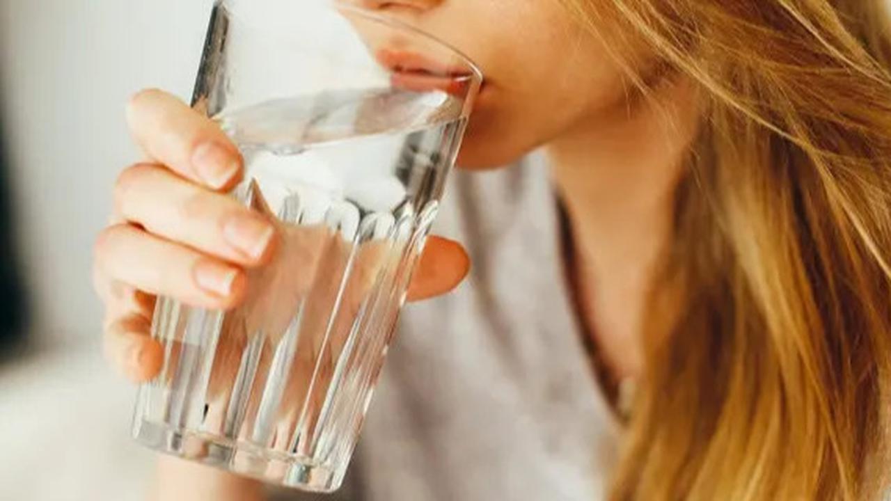 Mitos dan Fakta Seputar Minum Air Putih, Benarkah Minum Air Dingin Bikin Gemuk?