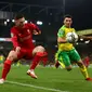 Bek Liverpool Andrew Robertson bersaing dengan gelandang Norwich City Billy Gilmour pada babak ketiga Piala Liga Inggris di Carrow Road, Rabu (22/9/2021) dinihari WIB. Liverpool sukses menghajar Norwich City tiga gol tanpa balas di kandang lawan. (ADRIAN DENNIS / AFP)