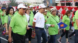 Menlu Retno Marsudi bersama Kemenaker Trans Hanif Dhakiri saat mengikuti Parade Asean 50 Tahun di Jakarta, Minggu (27/8). Acara ini menampilkan Parade Bendera ASEAN, Parade kostum, Parade tari musik, dan keunikan lainnya. (Liputan6.com/Angga Yuniar)