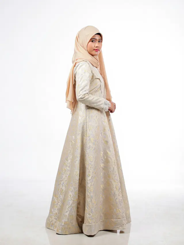 7 Model Gamis Brokat Elegan Ini Bikin Kamu Tampil Anggun di Kondangan
