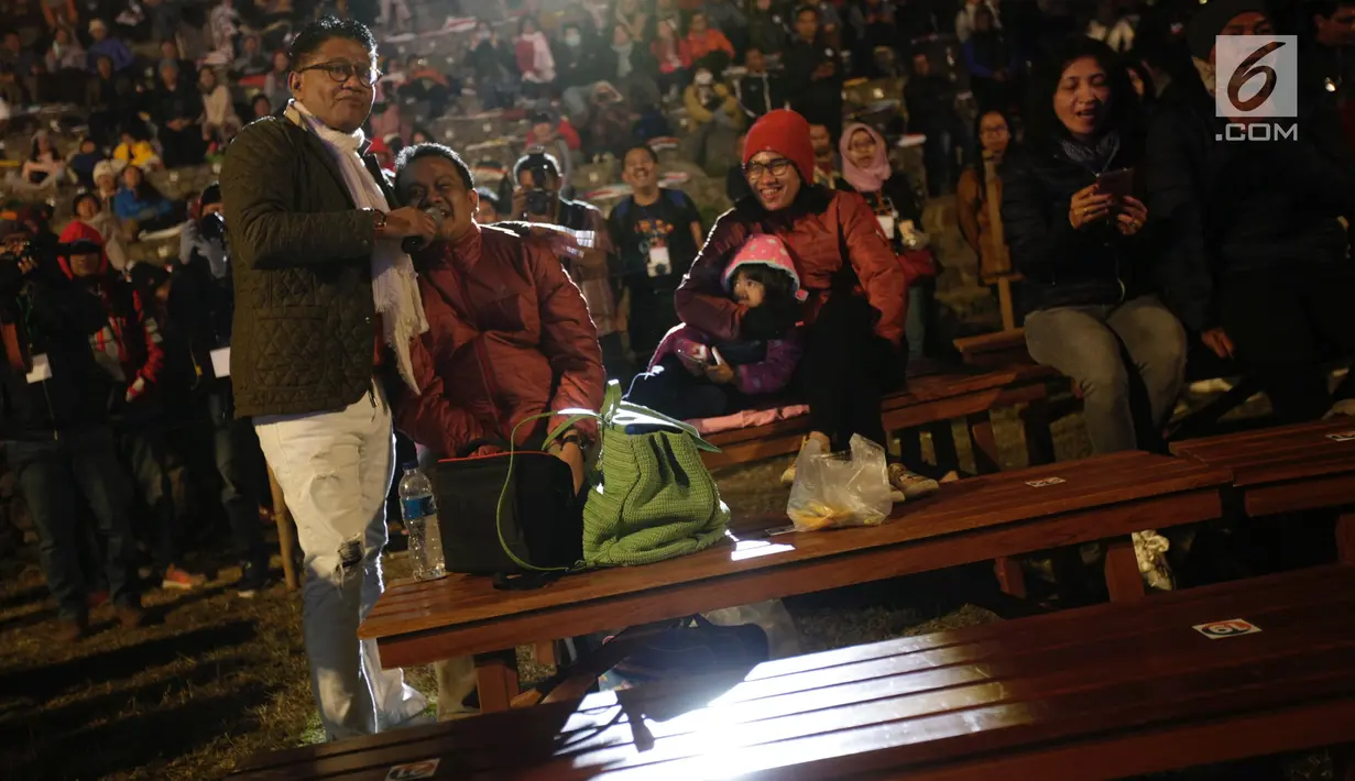 Andre Hehanusa bernyanyi bersama penonton pada pagelaran Jazz Gunung 2018 di Kawasan Gunung Bromo, Jawa Timur, Jumat (27/7). Jazz Gunung Bromo ke sepuluh ini menampilkan sejumlah pemusik jazz tanah air dan macanegara (Liputan6.com/HO/Ridhwan Siregar)