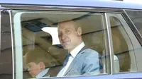 Pangeran George terlihat duduk di samping ayahnya, Pangeran William dalam perjalanan menuju acara gladi resik penobatan Raja Charles III. (Dok: AP News)