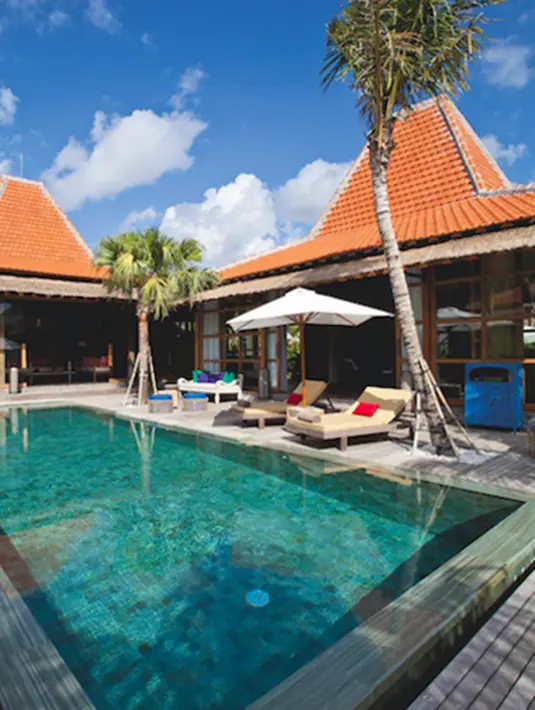 Kolam renang yang menjadi ciri khas rumah modern berpadu dengan arsitektur joglo yang tradisional (James Walting/Property Report)