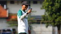 Djadjang Nurdjaman, pelatih Persebaya. (Bola.com/Aditya Wany)