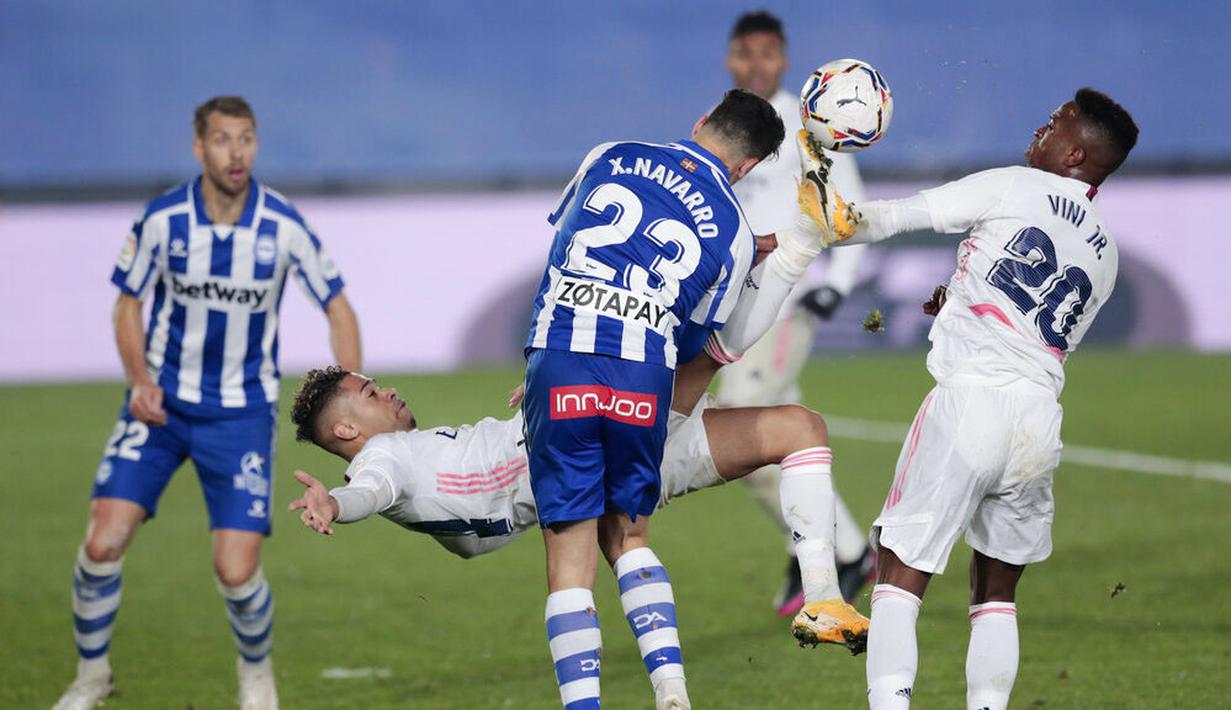 Pemain Real Madrid, Mariano Diaz, melakukan tendangan salto saat melawan Alaves pada laga Liga Spanyol di Stadion Alfredo di Stefano, Sabtu (28/11/2020). Real Madrid takluk dengan skor 1-2. (AP/Bernat Armangue)