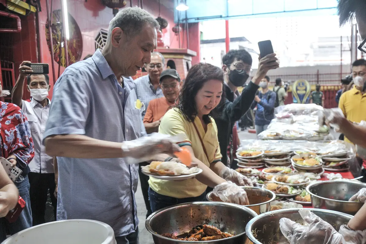 Kesederhanaan Jusuf Hamka Buka Puasa Bersama di Wihara Dharma Bhakti