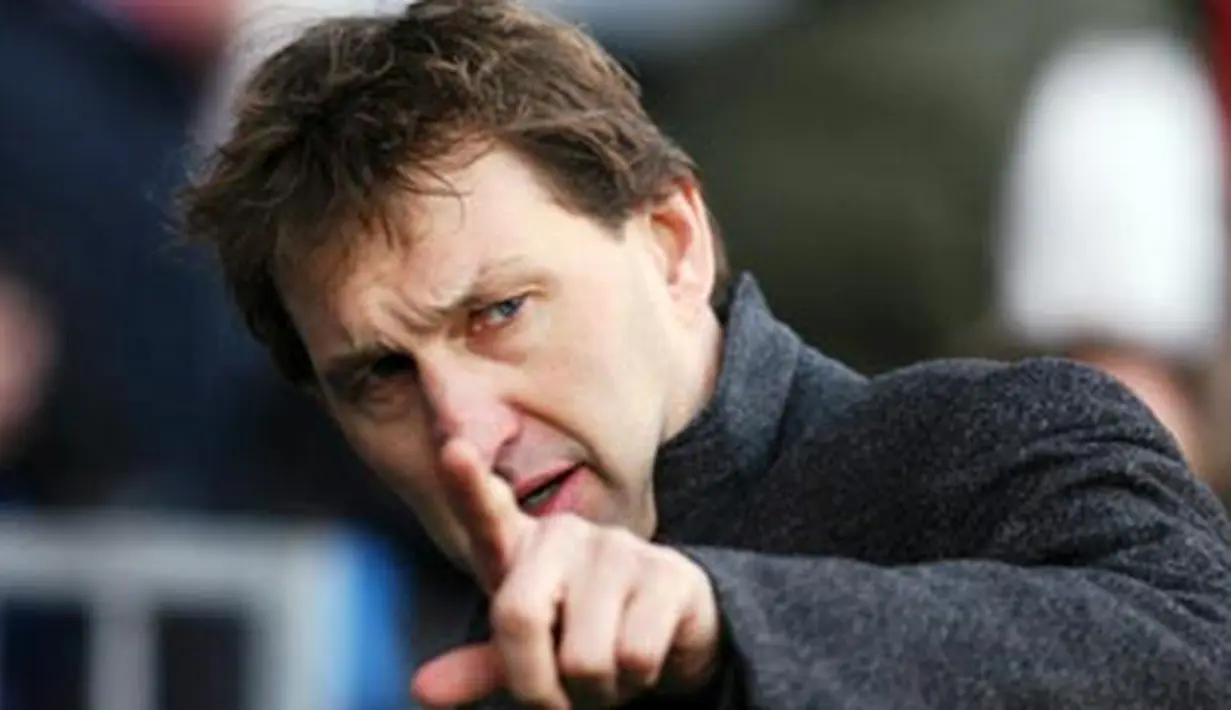 Portsmouth's manager Tony Adams attends the game against Fulham during their Premier League football match at Craven Cottage in London, on January 31, 2009. AFP PHOTO/Chris Ratcliffe