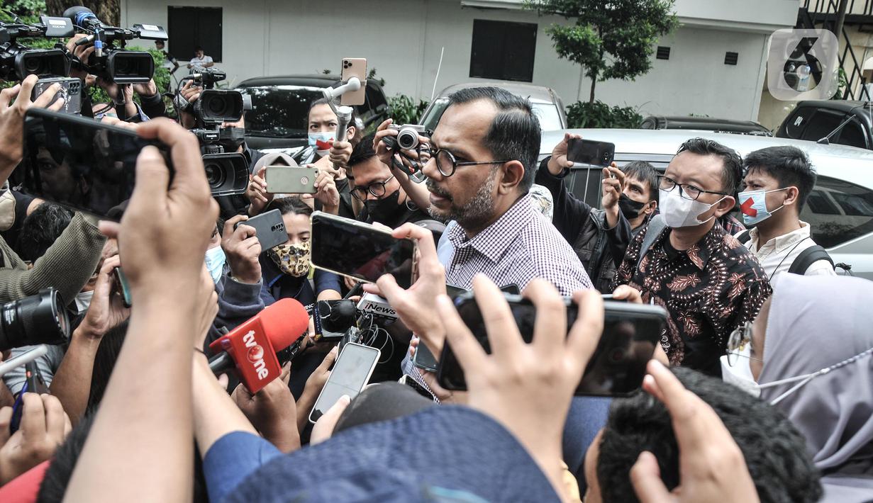 Direktur Lokataru Haris Azhar menyampaikan keterangan kepada awak media saat tiba di Polda Metro Jaya, Jakarta, Senin (21/3/2022). Haris Azhar tiba untuk memenuhi pemeriksaan sebagai tersangka bersama Koordinator KontraS, Fatia Maulidiyanti. (merdeka.com/Iqbal S. Nugroho)