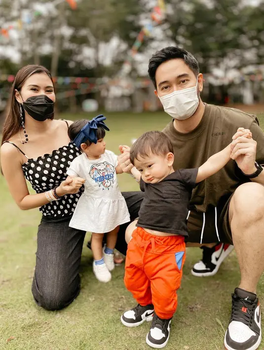 "Kemaren pas promo sinetron aku pergi pagi pulang malem, cuma nggak setiap hari. Kalau aku pergi biasanya aku nitip ke mamah aku di Andara, kan banyak keluarga ya, banyak orang," pungkas Syahnaz. (Instagram/syahnazs)