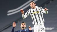 Gelandang Juventus, Adrien Rabiot berebut bola udara dengan gelandang Lazio, Andreas Pereira  pada pertandingan lanjutan Liga Serie A Italia di Stadion Allianz Turin, Italia, Minggu (7/3/2021). Juventus menang atas Lazio 3-1. (Tano Pecoraro / LaPresse via AP)