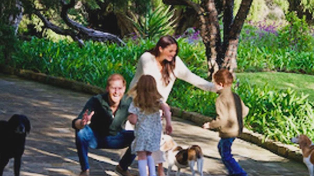 Pangeran Harry dan Meghan Markle Ungkap Kartu Natal dengan Potret