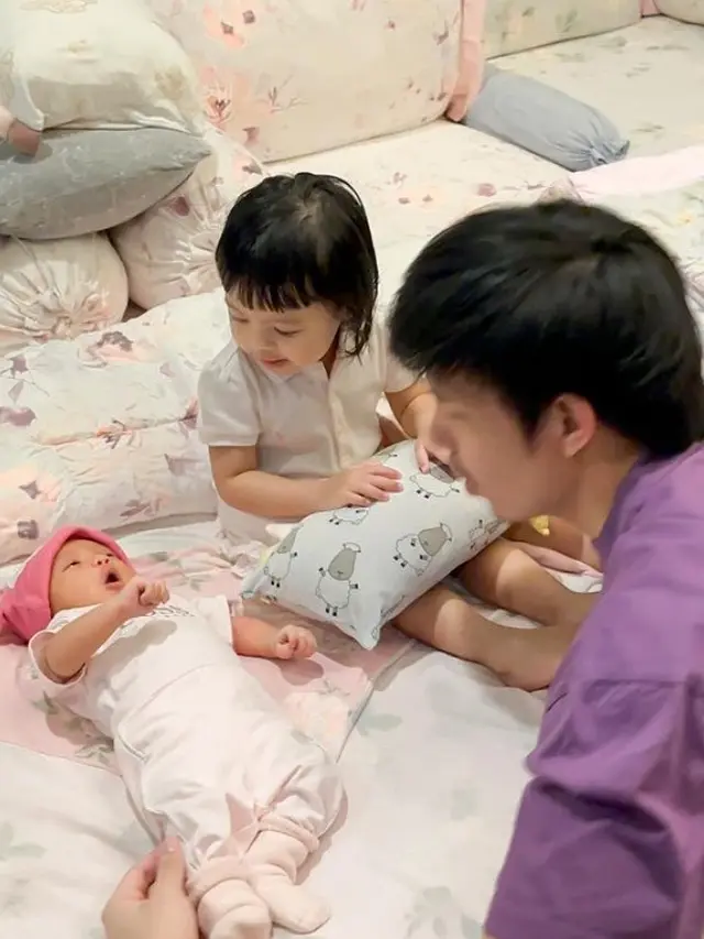 Potret Ameena bersama Baby Azura dan Atta Halilintar (Sumber: Instagram/attahalilintar dan Instagram/azuraatta)