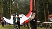 Ribuan warga menyaksikan pengibaran bendera Merah Putih raksasa di puncak Bukit Kambanglangit, Batang, Jawa Tengah. (Liputan6.com/Fajar Eko Nugroho)