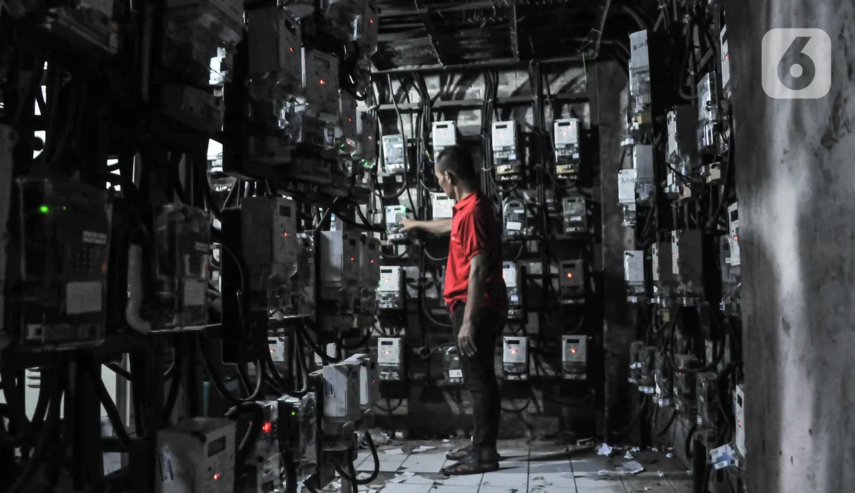 Warga saat mengisi token listrik di Rumah Susun Bendungan Hilir, Jakarta Pusat, Rabu (14/9/2022). Munculnya rencana migrasi 450 VA ke 900 VA tersebut, karena pemerintah berupaya agar subsidi listrik diberikan lebih tepat sasaran. (merdeka.com/Iqbal Septian Nugroho)