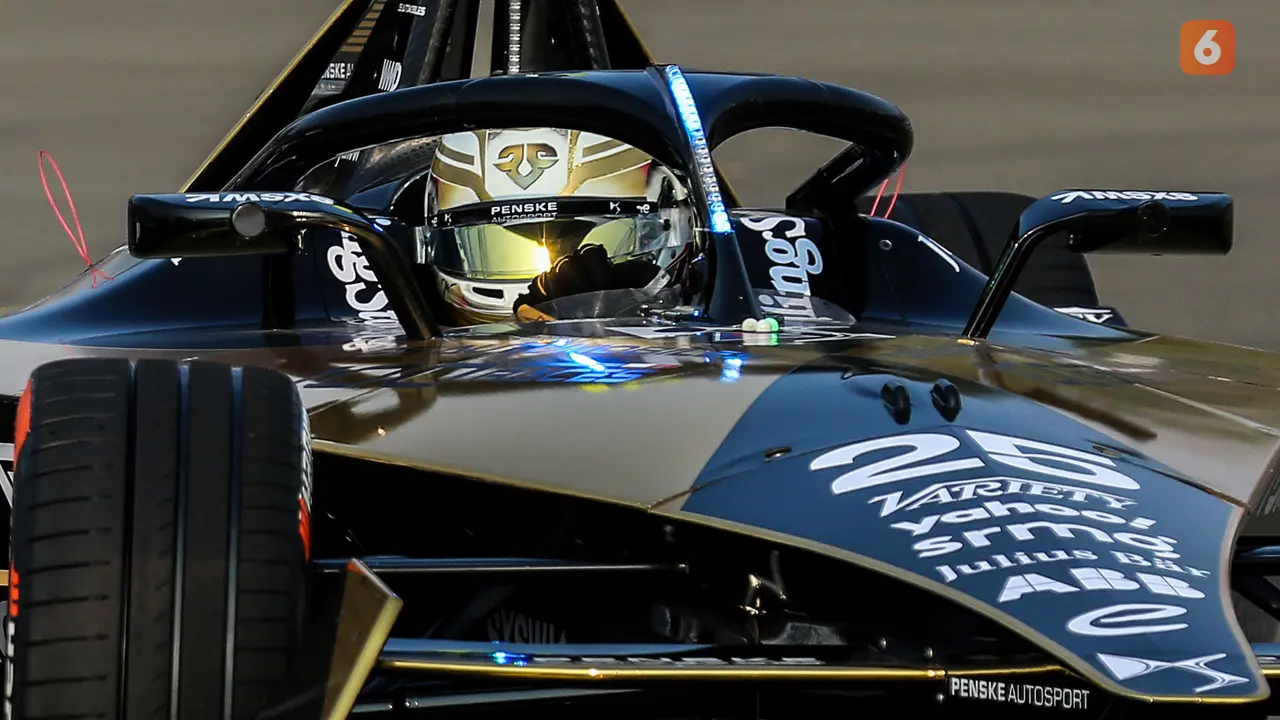 Foto: Manuver Para Pebalap Formula E saat Jajal Jakarta Intenational E-Prix Circuit pada Sesi Latihan Bebas