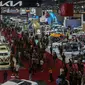 Pengunjung melihat produk mobil terbaru yang dipamerkan dalam ajang Gaikindo Indonesia International Auto Show (GIIAS) 2024 di Indonesia Convention Exhibition (ICE) BSD, Serpong, Kabupaten Tangerang, Banten, Kamis (18/7/2024). (Liputan6.com/Angga Yuniar)