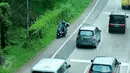 Seorang pengendara motor memasuki Tol Ulujami - Serpong, Tangerang Selatan, Jumat (14/4). Minimnya rambu peringatan dan penjagaan dari petugas, membuat pengendara motor tersebut terjebak masuk ke jalur menuju pintu Tol. (Liputan6.com/Helmi Afandi)