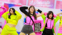 Penampilan tim tari Global Multimedia School saat laga DBL 2023/2024 Seri Jakarta Utara dan Jakarta Pusat antara SMAN 45 Jakarta melawan Global Multimedia School di GOR Cempaka Putih, Jakarta Pusat, Minggu (13/08/2023). (Bola.com/Bagaskara Lazuardi)