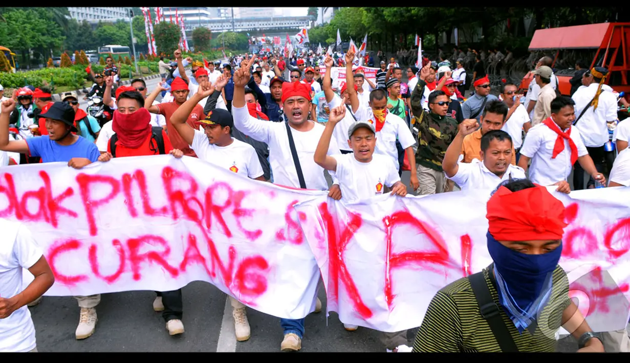 Ribuan massa pendukung Prabowo yang terus berdatangan membuat sejumlah mal dan perkantoran di kawasan Thamrin seperti Sarinah, tutup, Jakarta, Kamis (21/8/2014) (Liputan6.com/Faisal R syam)
