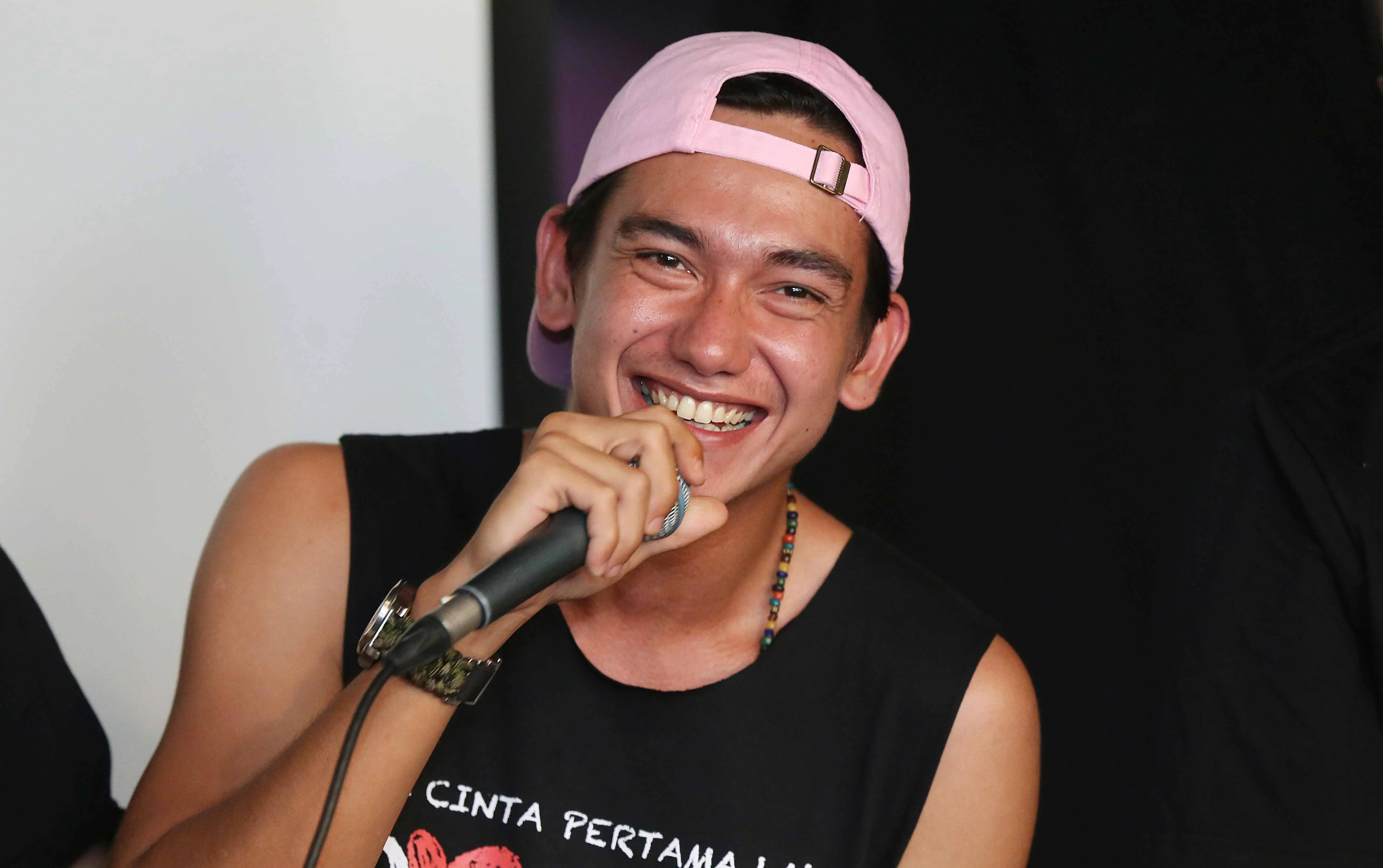 "Karena buat gue cerita ini bukan sekedar anak SMA doang," kata Adipati Dolken di Senayan City, kawasan Senayan, Jakarta Pusat, Selasa (12/9). (Nurwahyunan/Bintang.com)