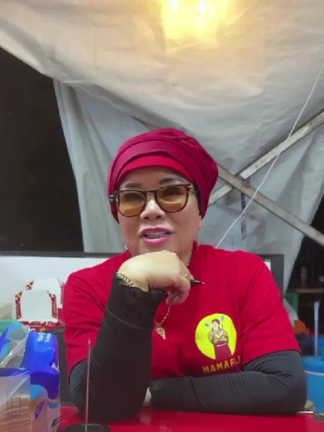 Gaya Hijab Mama Fuji yang Simpel Elegan (Foto: Instagram @fuji_an dan @dewizuhriati)