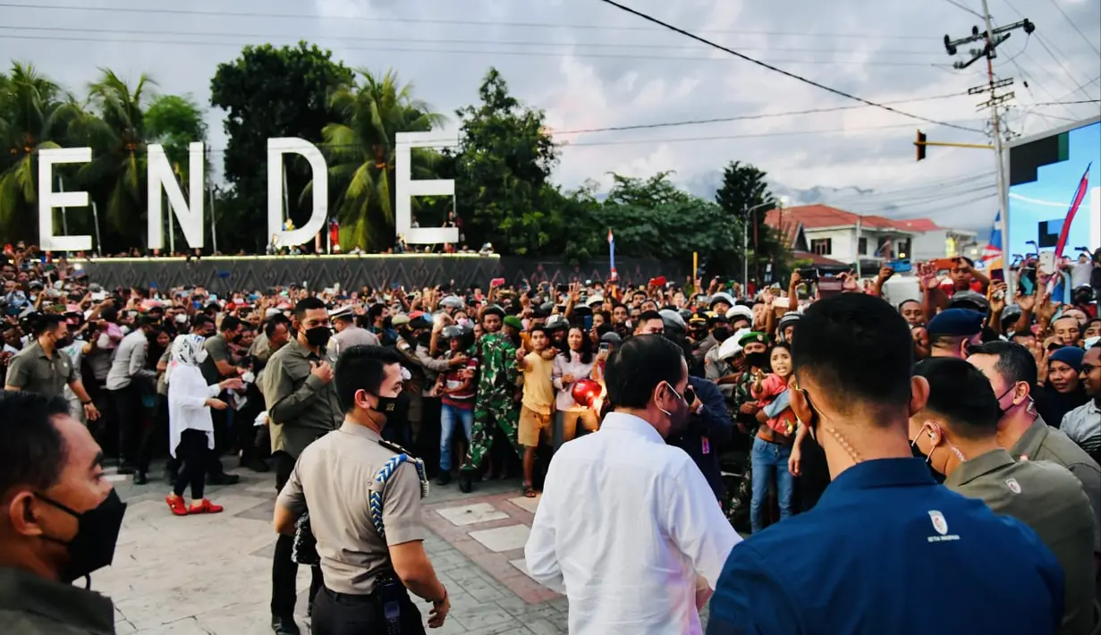 Presiden Joko Widodo disambut warga di Simpang Lima, Kabupaten Ende, Provinsi Nusa Tenggara Timur (NTT), Selasa (31/5/2022). Warga sangat antusias menyambut kehadiran Presiden dan Ibu Iriana. Di sini, Presiden dan Ibu Iriana membagikan buku dan sempat berfoto dengan warga. (Foto: Laily Rachev - Biro Pers Sekretariat Presiden)