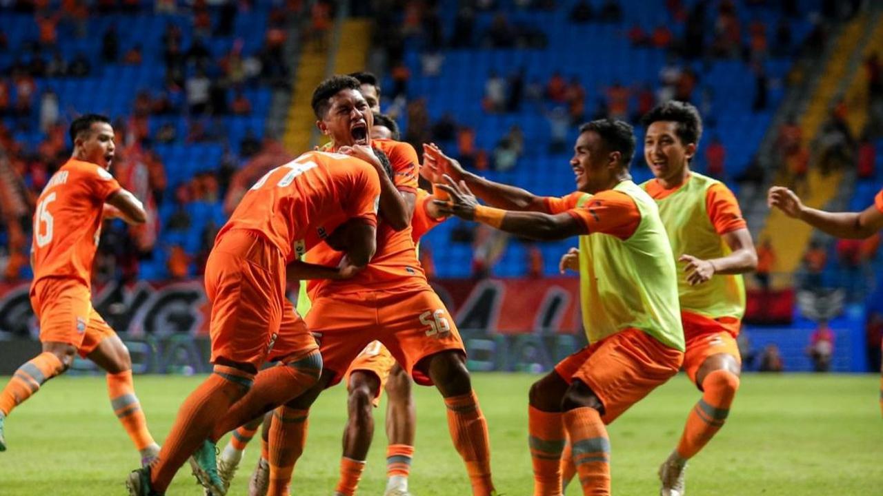 Intensitas permainan kedua tim terbilang cukup tinggi.<br><br>Meski begitu, Madura United berhasil mengamankan tempat di final Championship Series BRI Liga 1 2023/2024 usai menekuk Borneo FC dengan skor kemenangan 2-3. Foto: Bola.com / Bagaskara Lazuardi