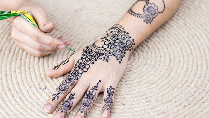 Cara Membuat Gambar Henna di Tangan yang Mudah dan 