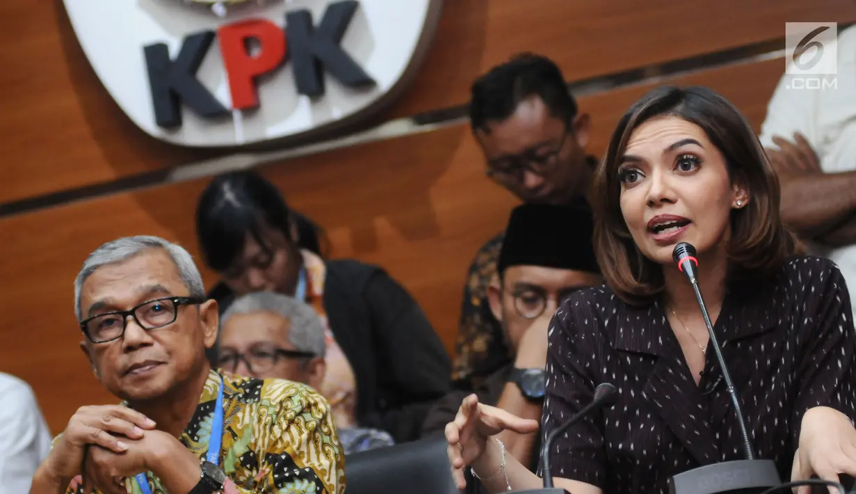 Duta Baca, Najwa Shihab (kanan) memberi keterangan usai pertemuan dengan pimpinan KPK di Gedung KPK, Jakarta, Selasa (31/10). Pertemuan membahas perkembangan kasus penyerangan penyidik KPK, Novel Baswedan. (Liputan6.com/Helmi Fithriansyah)