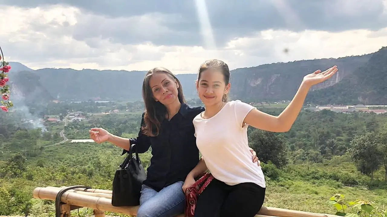 6 Potret Kedekatan Sandrinna Michelle dan Ibunda, Penuh Kehangatan