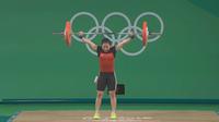 Lifter putri Indonesia, Dewi Safitri, harus puas menempati peringkat ketujuh pada perlombaan cabang angkat besi kelas 53 kg Olimpiade Rio de Janeiro 2016, Minggu (7/8/2016). (Twitter)