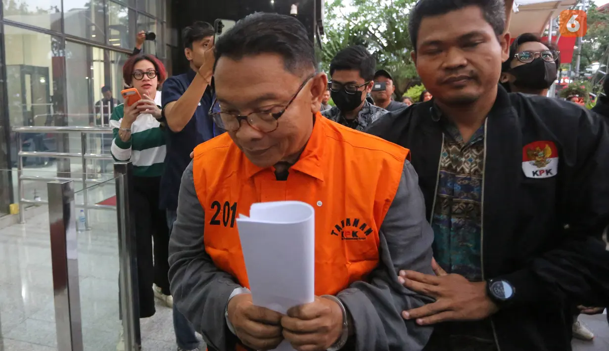 Presiden Direktur PT Summarecon Agung Tbk Adrianto Pitojo Adhi mengenakan rompi tahanan KPK saat keluar dari Gedung Merah Putih KPK, Jakarta, Selasa (15/9/2026). Adrianto merupakan salah satu dari delapan tersangka yang ditahan terkait dugaan suap pengurusan Hak Guna Bangunan (HGB) di BPN Kabupaten Bogor. (KLY/Budy Santoso)