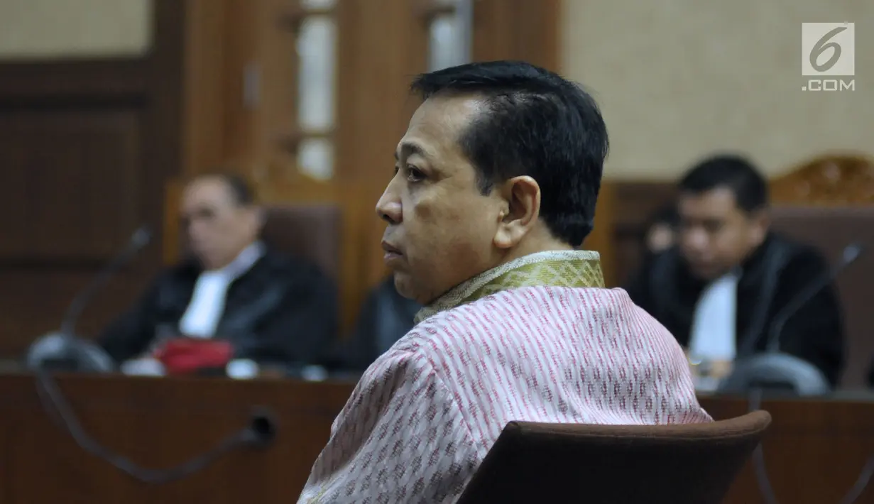 Terdakwa dugaan korupsi proyek e-KTP, Setya Novanto menyimak pembacaan tuntutan pada sidang lanjutan di Pengadilan Tipikor, Jakarta, Kamis (29/3). Sidang mendengar pembacaan tuntutan oleh Jaksa Penuntut Umum. (Liputan6.com/Helmi Fithriansyah)